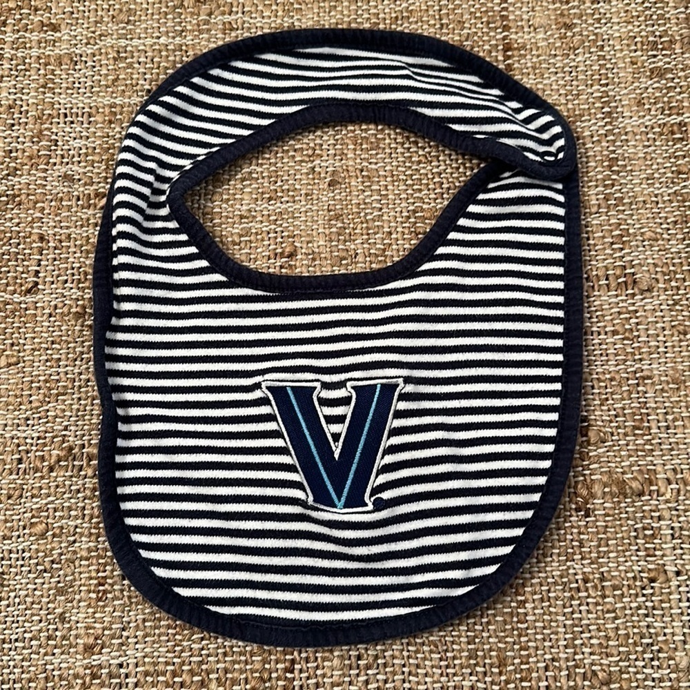 Villanova V Baby Bib